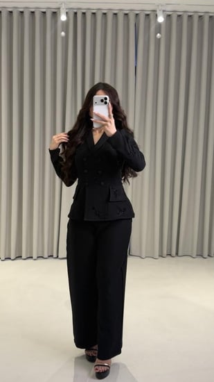 طقم ناعم بلون اسود