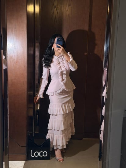 طقم ناعم تنورة و بلوزة انثوي بكشكشة متعددة الطبقات وأكمام طويلة