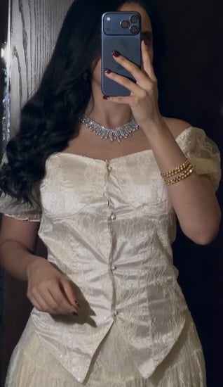 طقم ناعم بيج بلوزة قصيرة وتنورة