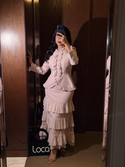 طقم ناعم تنورة و بلوزة انثوي بكشكشة متعددة الطبقات وأكمام طويلة