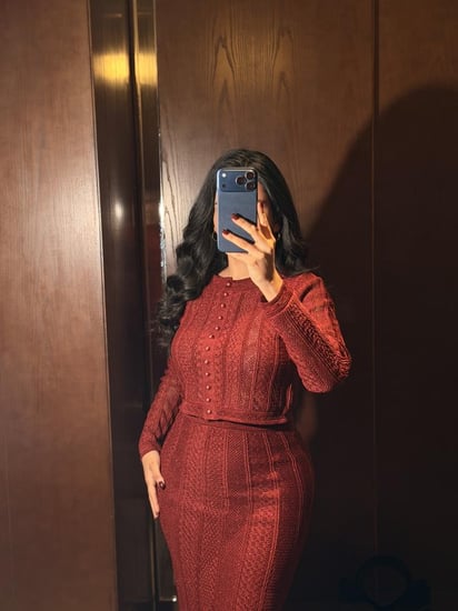 طقم ناعم عنابي لامع ببلوزة قصيرة