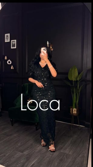 طقم  باللون الأسود  بلوزه  و تنوره