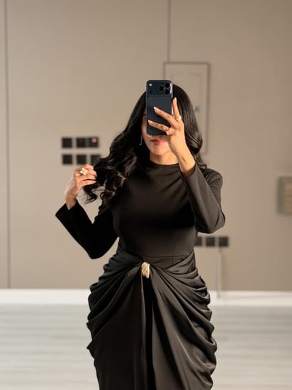 فستان سهرة اسود يمنح اطلالة راقية للمناسبات الخاصة