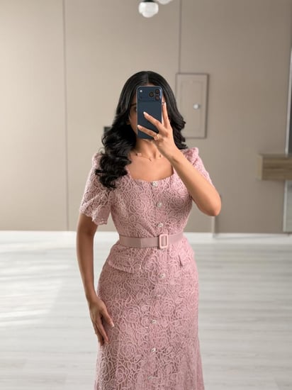 فستان دانتيل وردي ميدي مناسب للسهرات والمناسبات