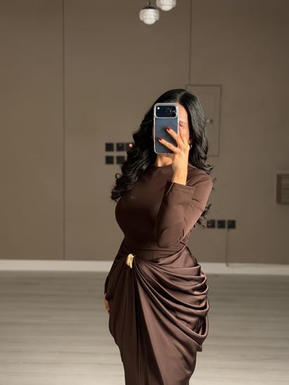 فستان بني ناعم بقصة درابيه ملفوفة عند الخصر