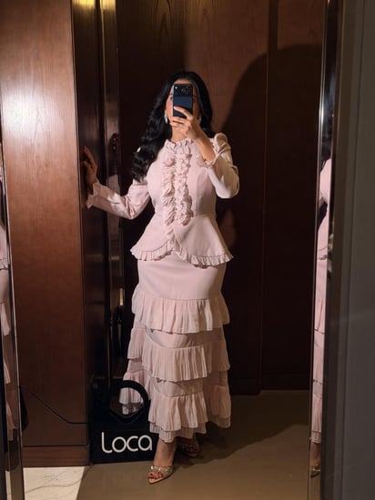 طقم ناعم تنورة و بلوزة انثوي بكشكشة متعددة الطبقات وأكمام طويلة