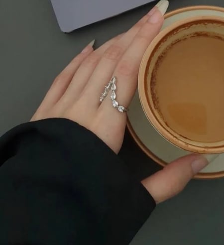 خاتم V مرصع بالزركون