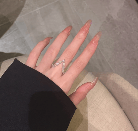 خاتم V مرصع بالزركون