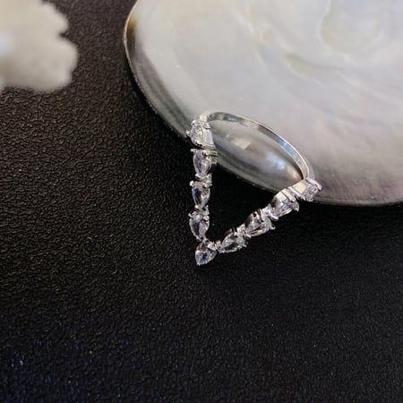 خاتم V مرصع بالزركون