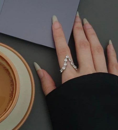 خاتم V مرصع بالزركون