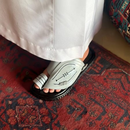 حذاء شرقي باللون الرمادي الصخري