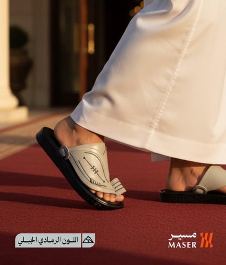 حذاء شرقي باللون الرمادي الصخري