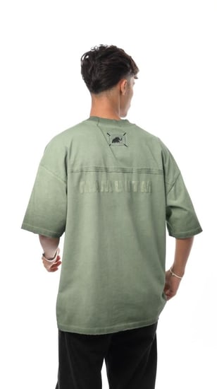 تيشيرت نيو سبيس من إكسوبلانت لمسة فنية بتفاصيل هادئة