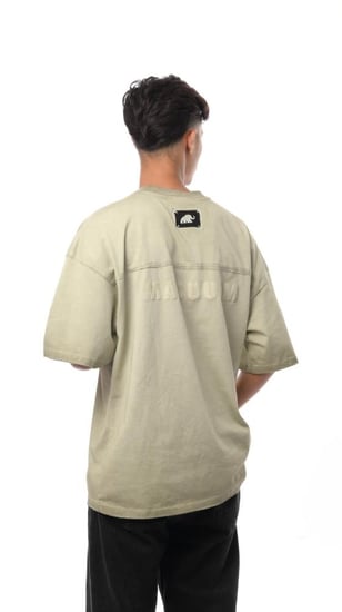 تيشيرت نيو سبيس من إكسوبلانت لمسة فنية بتفاصيل هادئة