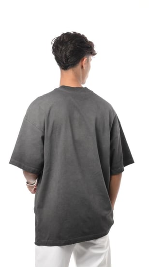 تيشيرت مونوغرام من إكسوبلانت لمسة كلاسيكية بأسلوب عصري