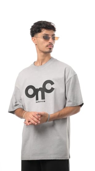 تيشيرت بولد أون سي من إكسوبلانت جرأة الشعار وأناقة الكاجوال