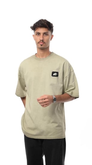 تيشيرت نيو سبيس من إكسوبلانت لمسة فنية بتفاصيل هادئة