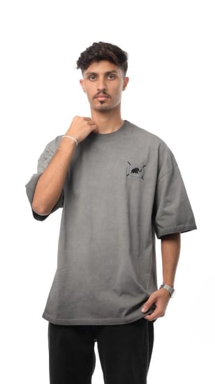 تيشيرت نيو سبيس من إكسوبلانت لمسة فنية بتفاصيل هادئة