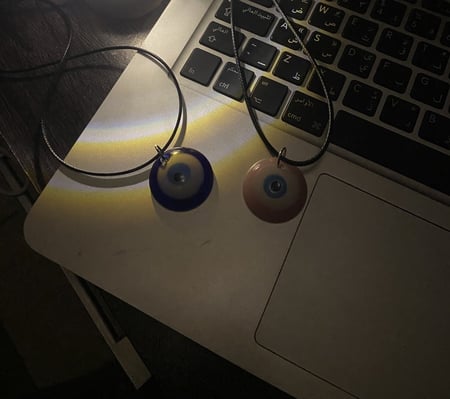 سلسال العين الزرقاء والوردية