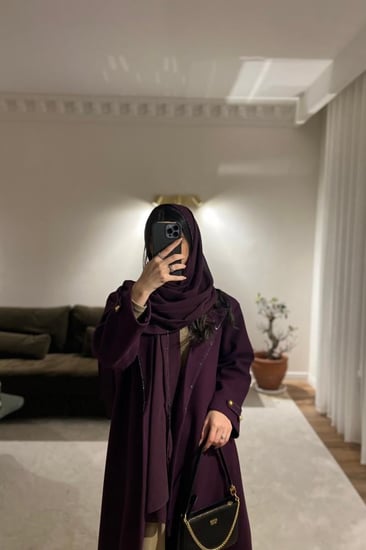 العبايه العنابيه