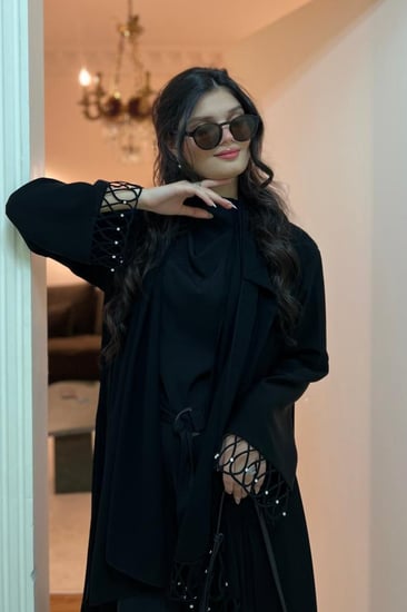عبايه سوداء فخمه