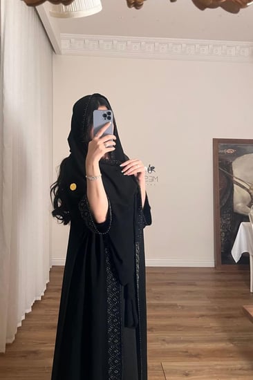 عبايه سوداء فخمه
