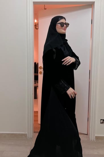عبايه سوداء بشك يدوي