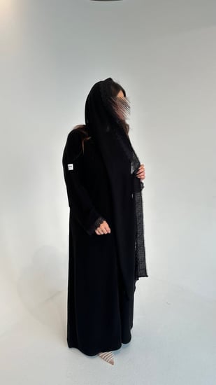 N1 عباية كريب أسود فاحم مع دانتيل