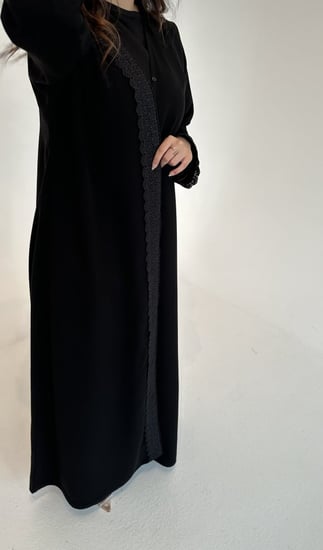 N1 عباية كريب أسود فاحم مع دانتيل