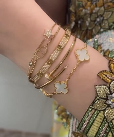 بكج 4 اساور مطلي ذهب