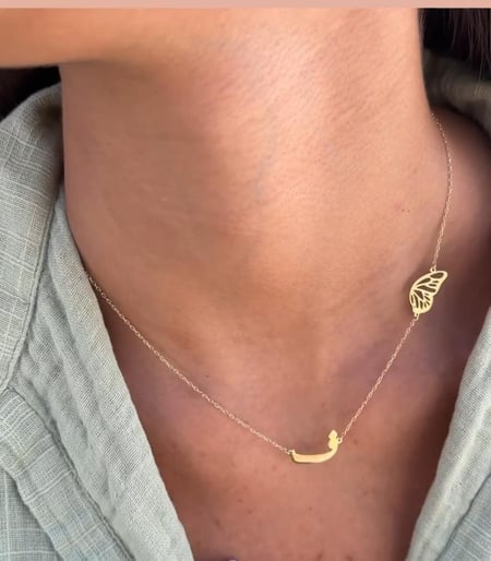 سلسال حرف مع فراشه مطلي ذهب