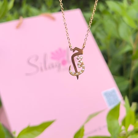 سلسال حرفين مطلي بالذهب بتصميم مخصص - اختاري حروفك وتألقّي بالأناقة