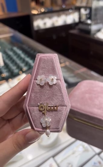 طقم حلق + بروش بالاسم مطلي ذهب خط كوفي