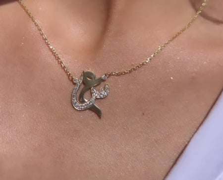 سلسال حرفين مطلي بالذهب بتصميم مخصص وراقي هدية مثالية للمناسبات الخاصة