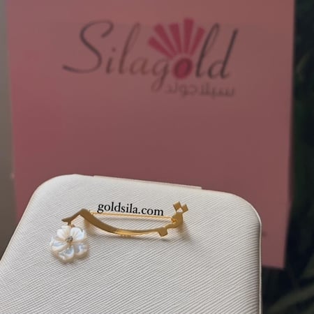 بروش مطلي بذهب بلخط الفارسي مع ورده صدف