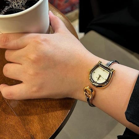 ساعه عصريه شكل جديد