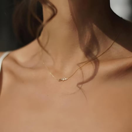 سلسال ناعم مطلي بذهب بالخط الكوفي