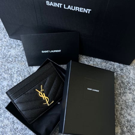 بوك سان لوران مع الملحقات