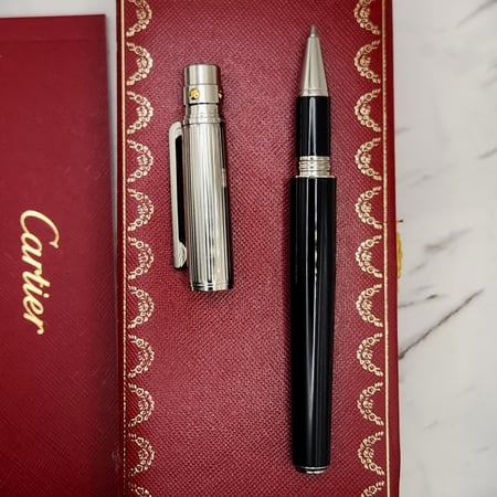 قلم كارتير سانتوس دو كارتييه موديل رقم CRM0124 مسمار ذهبي