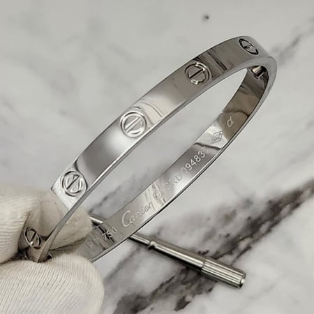 اسورة كارتير النسائية الفاخرة - استانليس ستيل مقاومة للماء - محيط 18 سم - مسمارين و مفك مرفق - لون فضي