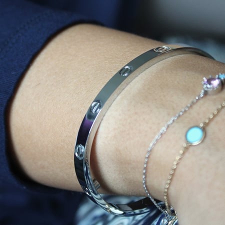 اسورة كارتير النسائية الفاخرة - استانليس ستيل مقاومة للماء - محيط 18 سم - مسمارين و مفك مرفق - لون فضي