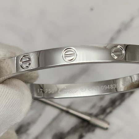 اسورة كارتير النسائية الفاخرة - استانليس ستيل مقاومة للماء - محيط 18 سم - مسمارين و مفك مرفق - لون فضي