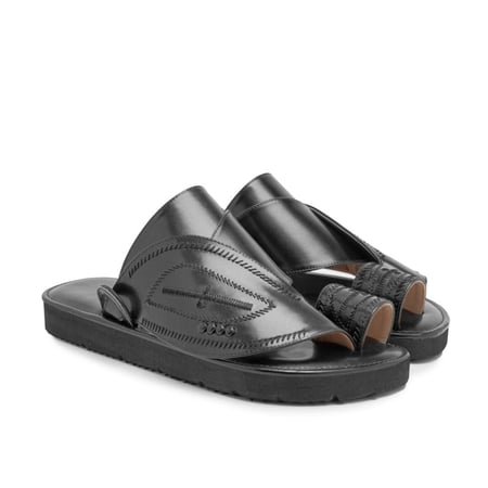 حذاء شرقي مطرز