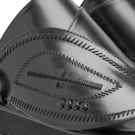 حذاء شرقي فاخر