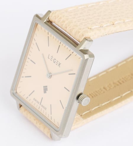 ساعة لاجيك- نسائية