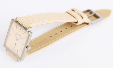 ساعة لاجيك- نسائية