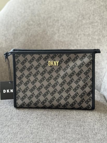 شنطة ميك أب أو عطور او باوتش  dkny