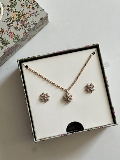 طقم tory burch