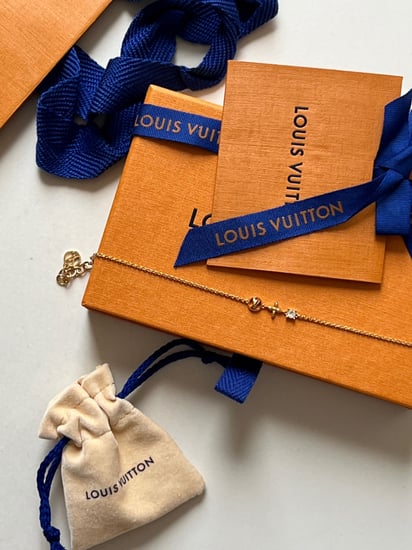 اسوارة LV ذهبي