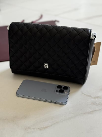 شنطة وسط Aigner